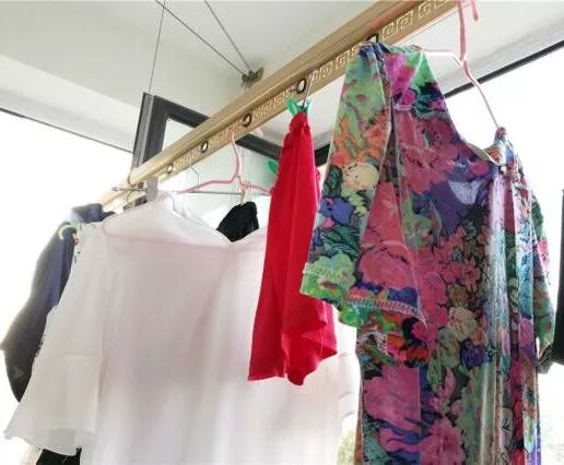 反着晒内衣的话 会使衣服粘上灰尘和细菌 另外 晒干的