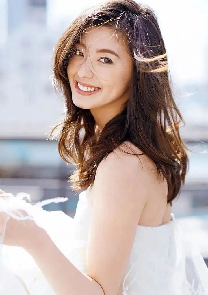 比基尼打架第一人弥留之国的爱丽丝朝比奈彩也太飒了