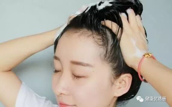 女生“脱发严重”不敢洗头？多吃这“3食物”，头发或强韧有光泽