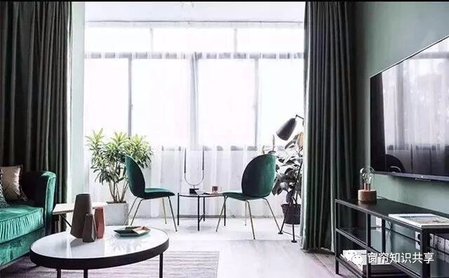 窗帘代替阳台推拉门，客厅明亮、宽敞还好看