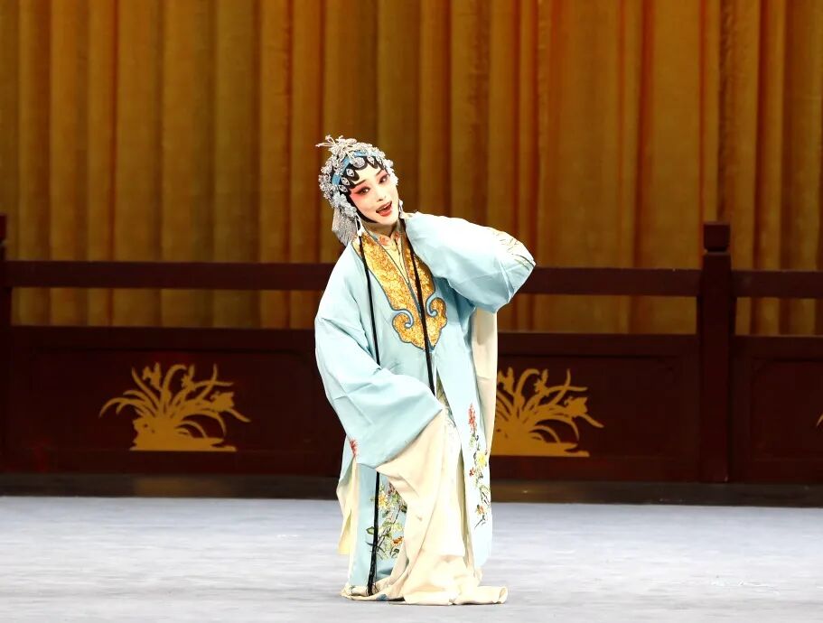 荆钗记《投江》参赛者:蒋静怡《珍珠塔·前园会》参赛者:李佳《法场追