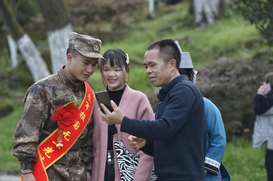 最后,在锣鼓欢声中,家乡人民欢送新兵入伍.