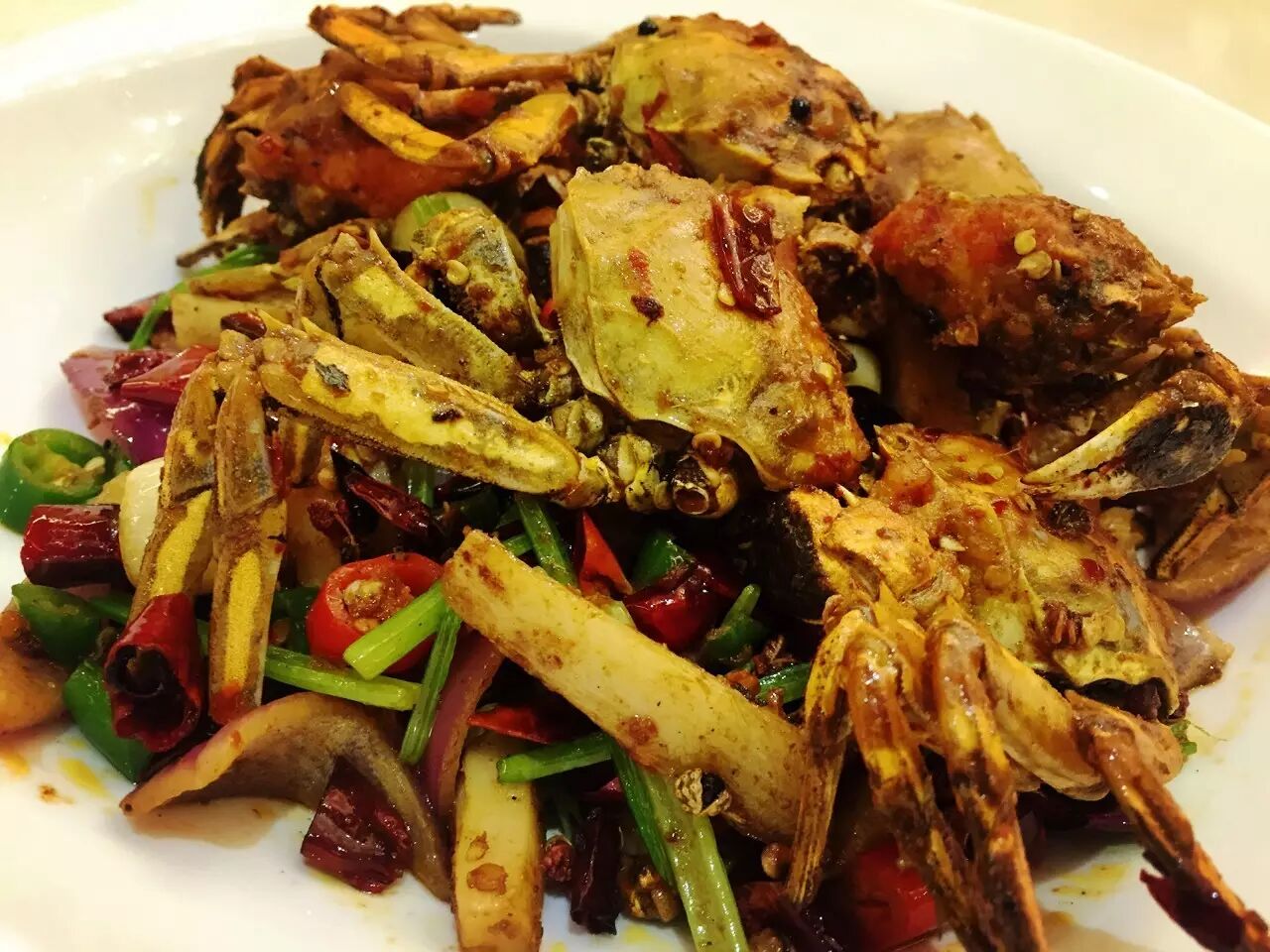 就连旮旯拐角里面的虾肉都很有味 鲜美的河蟹经过辣料的烹煮 麻辣滋味