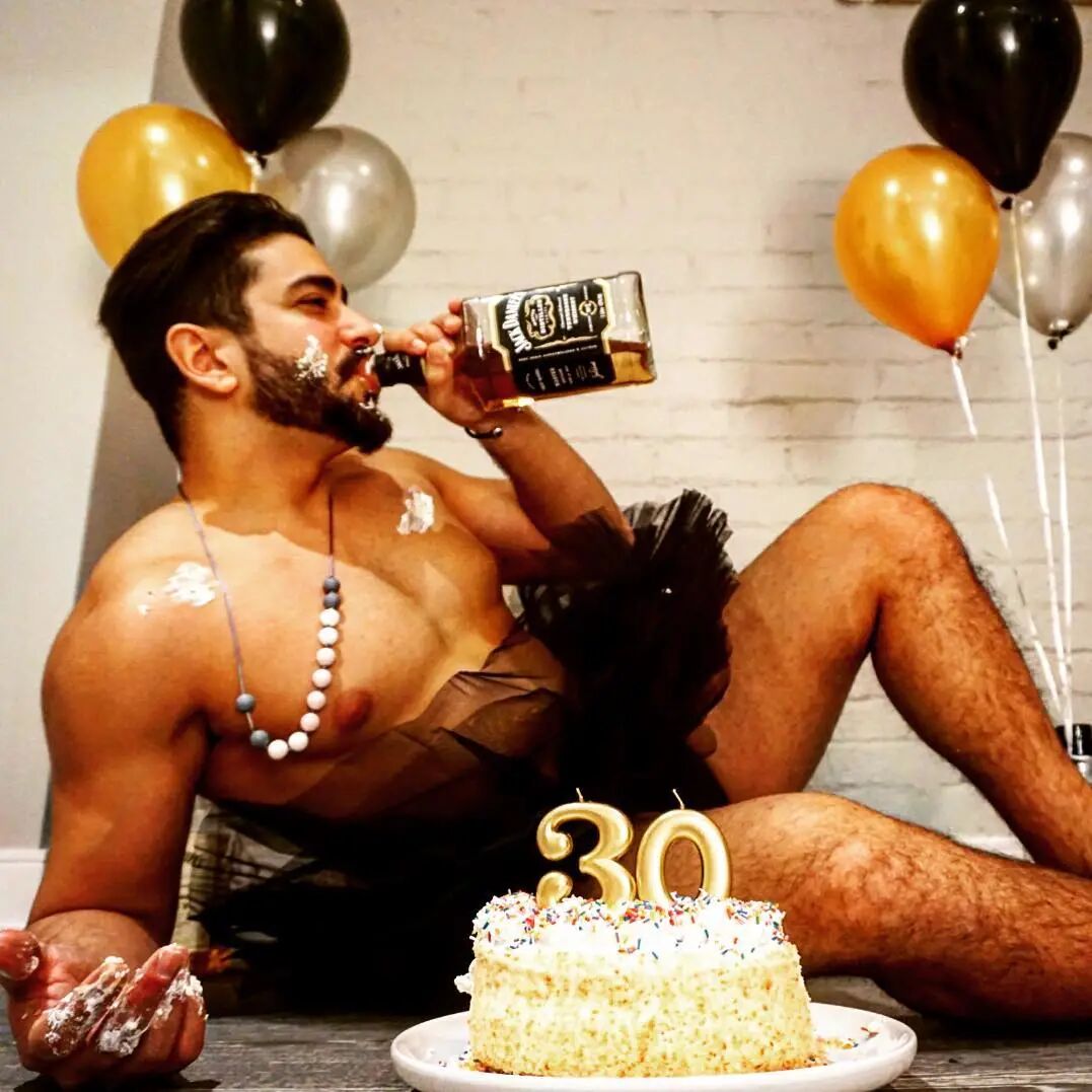 13张男人模仿女性的照片