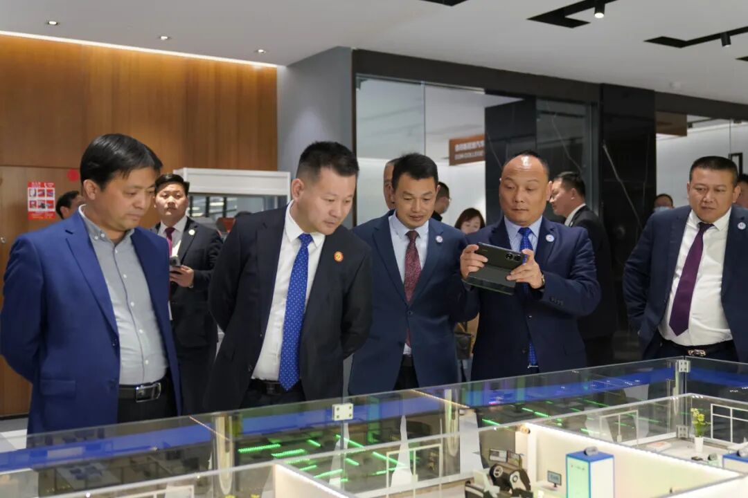 长杜广旭上海商腾实业有限公司出席的领导有:集团董事长李彦廷上实