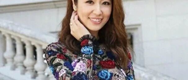 林心如顶着一头羊毛卷,国外穿镂空黑裙,这波操作让她嫩回少女时代