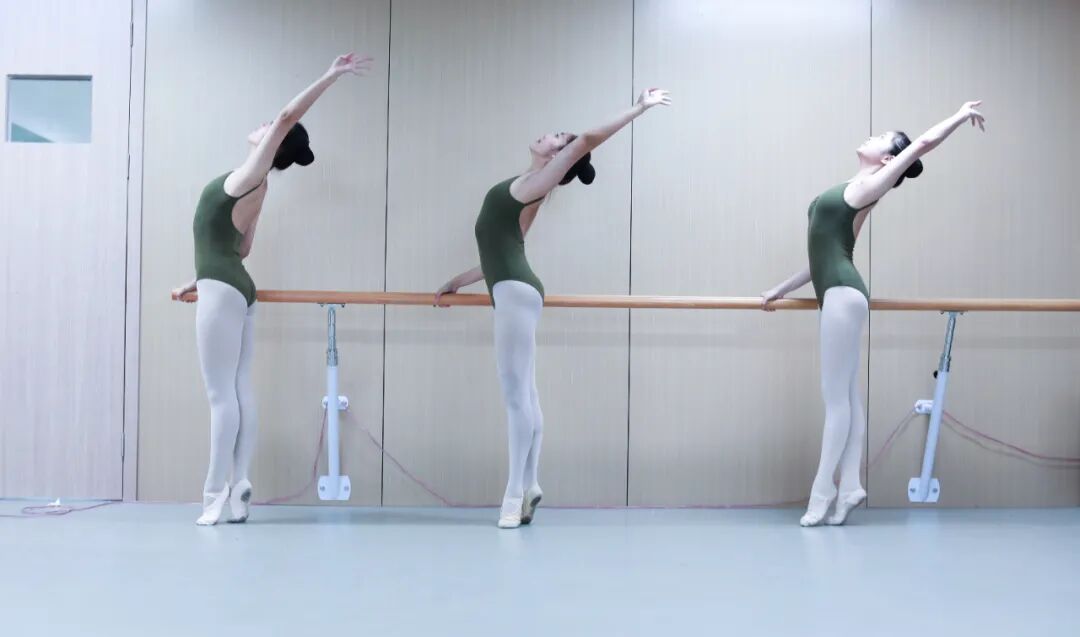 首先，什么是小课？ 在一个班级，很多孩子一起上的舞蹈课程，我们称之为“大课”。而教师单独专门针对某个学生一对一教授的课程我们称为“小课”。    小课的好处是什么？ 在大课的课堂上，老师因为要照顾整个班的平均进度和学习水平，所以没办法在某个学生身上花太多精力和时间去教导。因此呢，有些学习能力好的孩子会被影响进度，而学习能力差的孩子就会跟不上进度。而小课就是专门针对孩子在大课上出现的一些问题，由老师一对一的辅导，这样的训练强度更大,更细致，通常经过一段时间的小课辅导，孩子的进步会非常明显。    图片  哪些孩子适合上小课？   1 自身条件较好   （包括身体柔韧度，节奏感，肢体协调性）也就是所谓的有“天赋”，这类孩子如果家长有意愿让孩子往专业方向发展，那么建议一定要上小课，为日后小升初考入专业艺术院校做准备。即便日后没有意愿进入艺术院校，对于孩子来说，拥有一项专业的舞蹈技能不仅能为文化课加分，还能修炼自身的气质和形体，都是非常好的收获。    2 自身条件一般  但是对学习舞蹈的意愿很强，那就更需要靠小课来加强训练，靠努力来弥补自身条件的不足。大课+小课+课外练习，这样持续下来，孩子走专业道路就不是难事了。    3 参加学校或是外界的演出和比赛   有些孩子为了参加学校或是外界的演出和比赛，需要一支适合自己的成品舞蹈。平时的大课都是基训内容，没有特别针对个人的成品舞教授，这时就需要去小课上学习了。老师会根据孩子自身特点一对一来教授适合她自己的成品舞蹈，让孩子参加演出和比赛更有把握取得好成绩。    总之   大课的训练强度和教授内容比较有限，如果想要孩子学到更多东西，自身潜能得到更大的发掘，增开小课是个很好的选择。当然，也不是所有的孩子都适合上小课。年龄太小，不足5周岁的。5周岁以下的孩子上课注意力和耐性较差，不适合一对一的高强度训练。