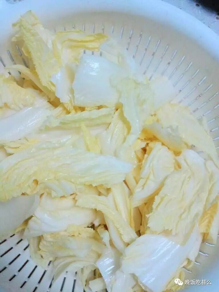 2.海蜇里子稍微改刀,洗净,沸水,备用.