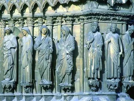 兰斯大教堂里里外外有着多达2300个雕饰,堪称一座雕塑的博物馆.