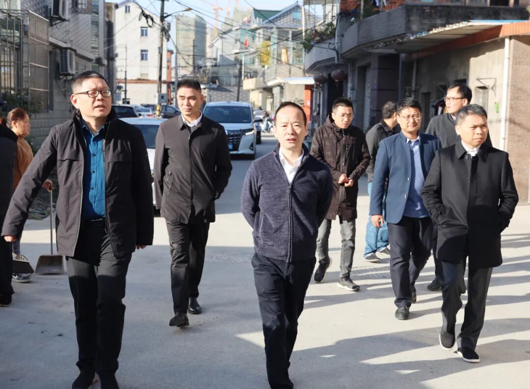 副书记,镇长候选人顾利江担任组长,镇人武部长陈峰,镇纪委书记魏多成