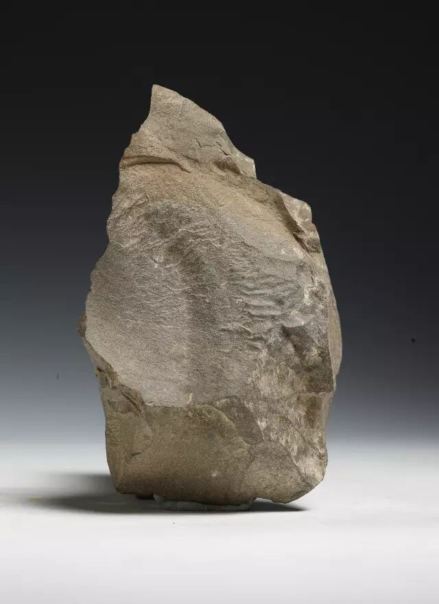 三棱尖状器 旧石器时代早期 长14.6厘米 宽9.1厘米 厚5.4厘米