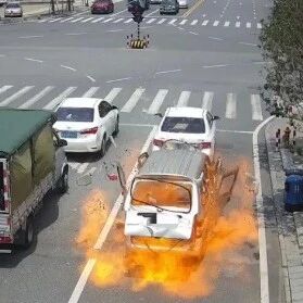 面包车路口等红灯突然爆炸，民警：因为这个小东西……