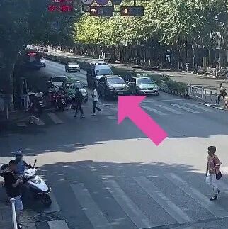 等红灯停了20秒，司机被交警开了罚单，扣三分！