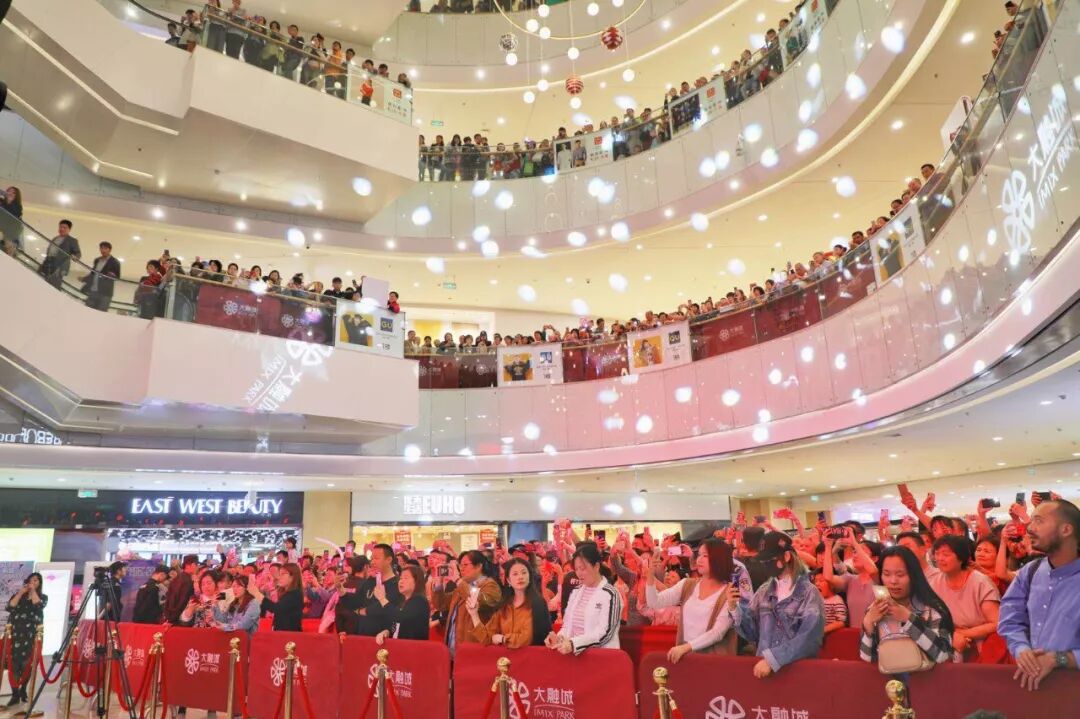 当开业百日宴遇上国庆节 黄小琥现身上海静安大融城