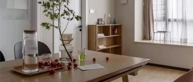 96m²多色墙面、原木、涂鸦，有趣又迷幻的组合