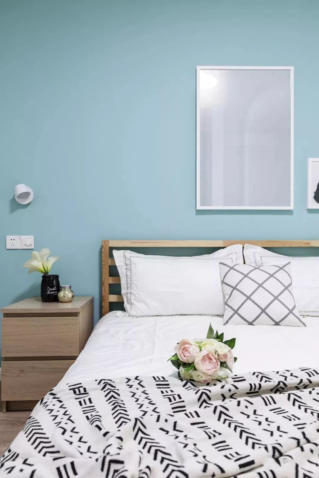 110㎡現代簡約浪漫三房室，清新藍色牆面搭配白色定制收納櫃太讚了 家居 第16張