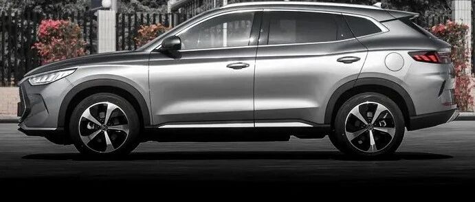 10.69万起,中国史上最安全神车？巨硬!一箱油1100km神车,每公里0.06元合资皆有