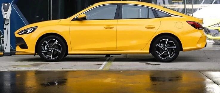 6.79万起，10万块买顶配？油耗实测5.7L，内饰豪华配置高！要啥飞度/雅力士？