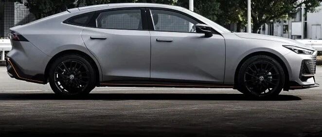 抢先实测！或10万的小“RS7”轿跑，原厂升降尾翼+风琴油门！思域/影豹熄火靠边