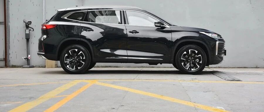 10.49万起，买轴距2米8准中型超大SUV！拉年货回家比BBA更有气派！