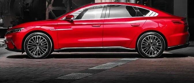 10多万的车硬刚BBA？性能豪华质感还更强！谁说中国车不行，最美还是中国红！