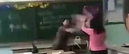 不满学生只给班主任送花，一教师当众发飙辱骂、吐口水…官方通报处理结果！