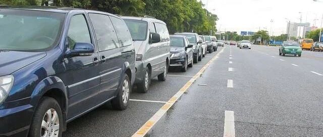 车主们注意，把车这样停在车位内也算违停！