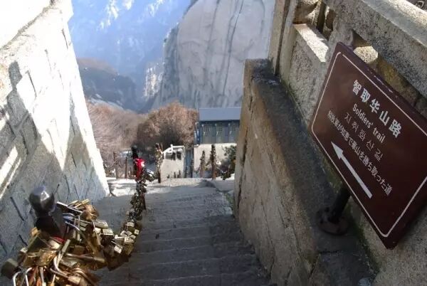"智取华山路"是除了"自古华山一条路"之外最有名的登山道路,全程长2