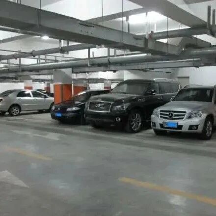 男子4000万买下327个停车位，全装上地锁引众怒，业主：咋停车？