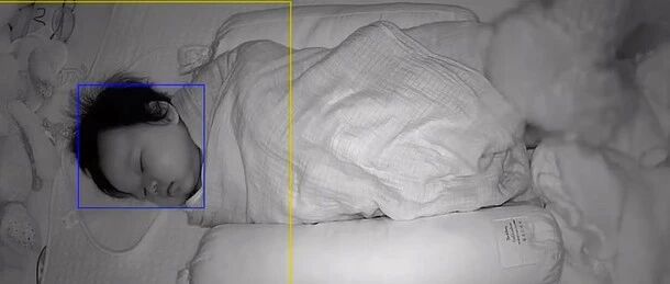 监控看到宝宝的被子没盖好，奶奶过去后却发现已经盖上了，回看监控才发现……