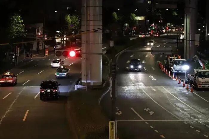 光圈越大背景越模糊吗_光圈模糊背景大小怎么调_光圈模糊背景大还是小