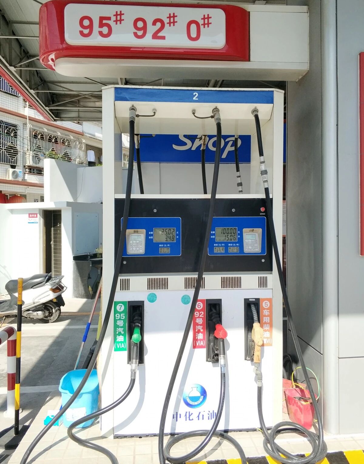 稳定的加油机隶属于中化集团的金渔加油站作为一个合格的车辆补给站