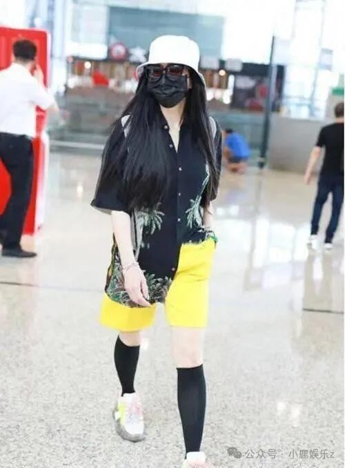 钟丽缇真把自己当18岁了,短裤搭长袜扮少女,结果薄纱上衣出戏了
