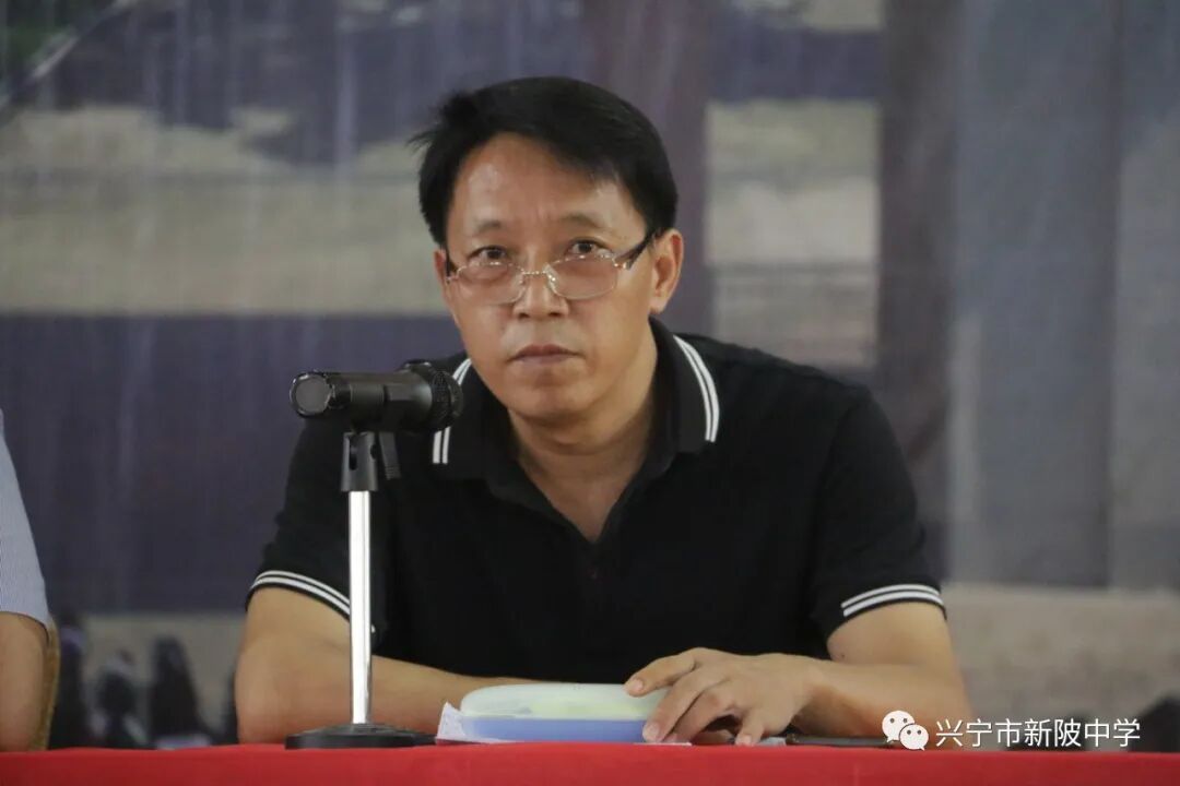 黄新强副校长以"家校合作育人,助力学生健康成长"为主题作了发言.