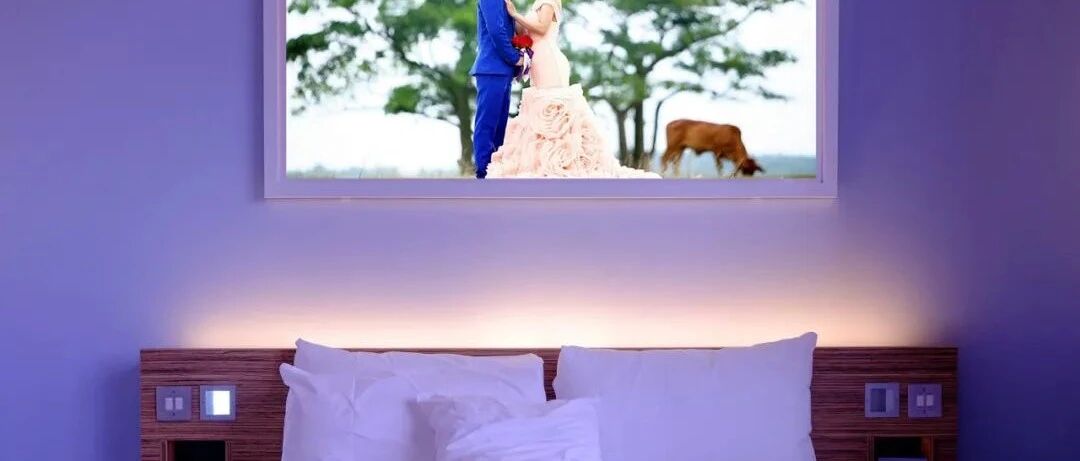 床头墙挂了婚纱照，晚上根本睡不着！怕被砸到~