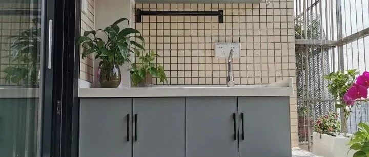 空间有限的阳台，收纳柜如此设计安装，功能实用又耐用！