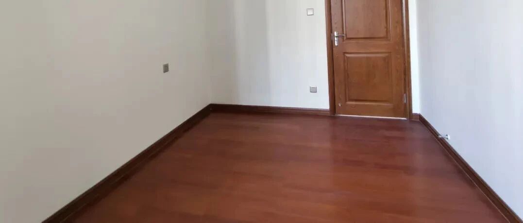 精装房的木地板、房门颜色很深，如何装出简约舒适感？