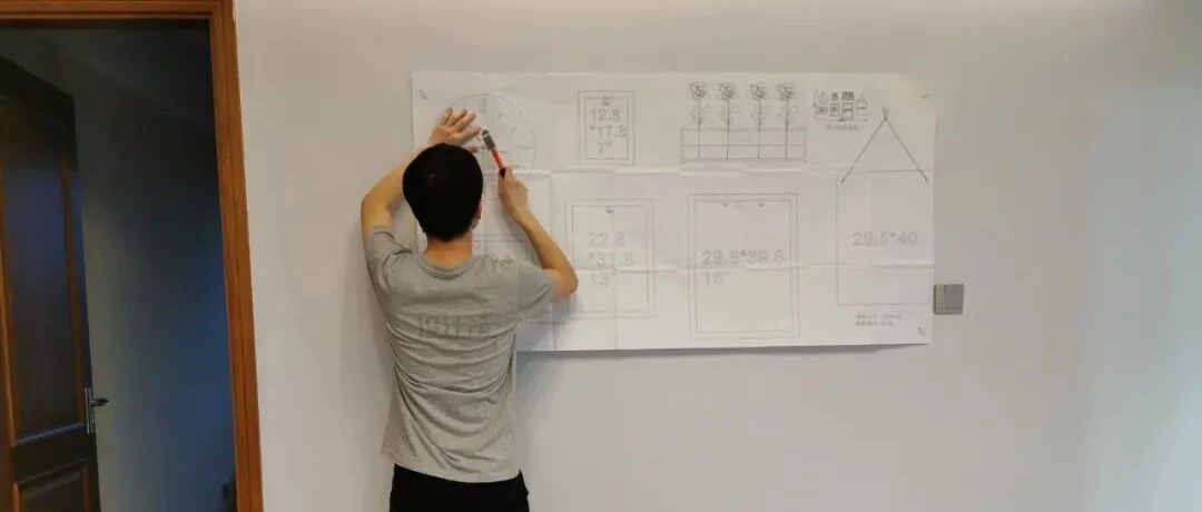 背景墙上的照片、装饰画，怎么挂更美观优雅？