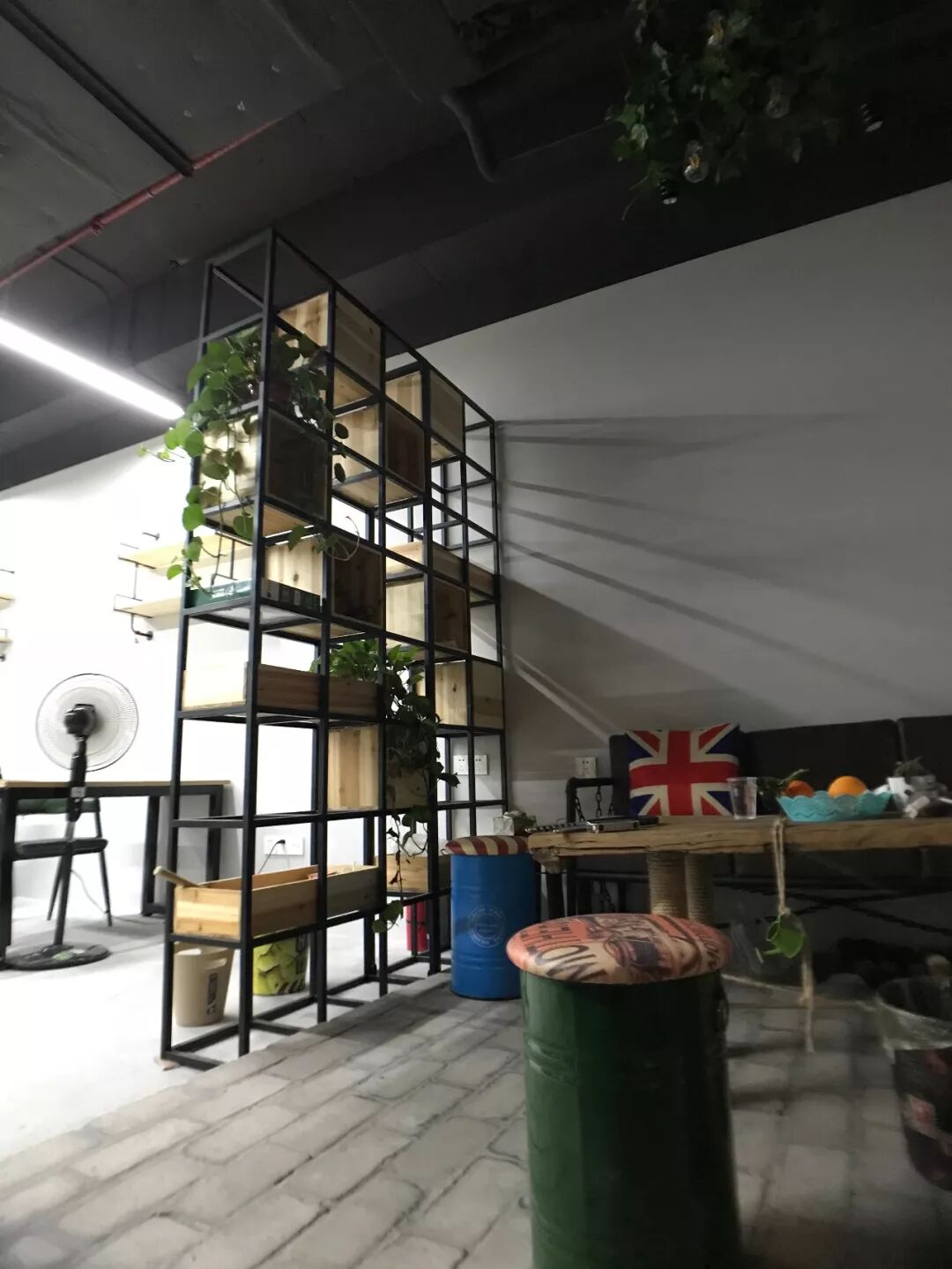 白色天花板太单调 刷点颜色让家更具个性