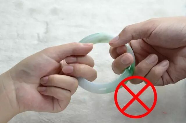 为何讲究“玉不过手”？这可是为了避免破财！