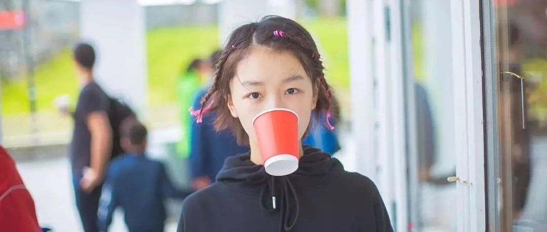 一边正经一边放飞自我，易烊千玺白敬亭周冬雨，其实都是“两面派”！