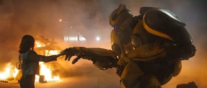 让钢铁硬汉卖萌，《大黄蜂》为了票房这是拼了？