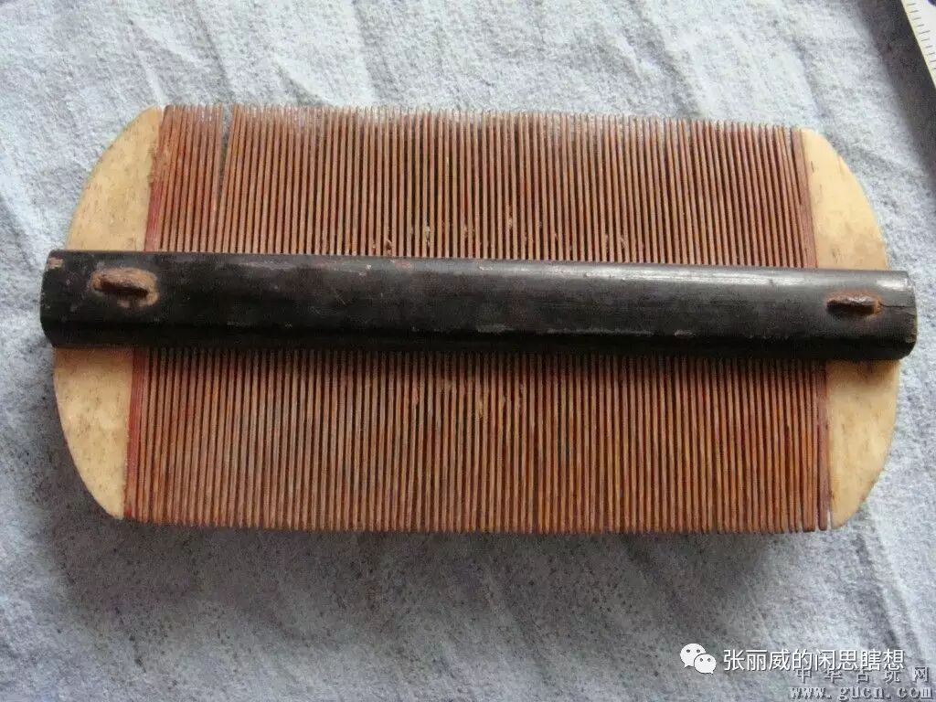 衣服内的风景一般看不到,头上的虮子就没法隐藏,白花花一片,有个同学