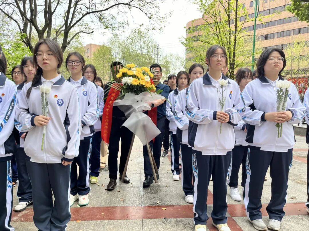 鲜花祭英魂常德市七中开展我们的节日清明祭英烈活动