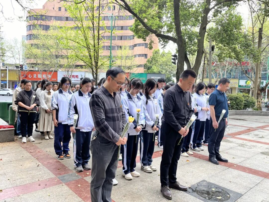 鲜花祭英魂常德市七中开展我们的节日清明祭英烈活动