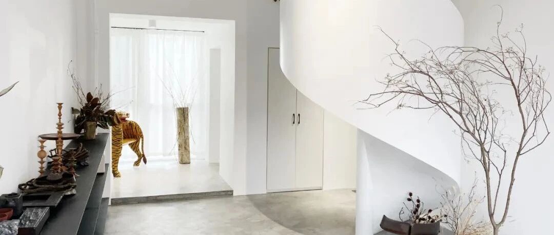 我继承了奶奶在二环的老破小，推开窗就是北京的魔幻景色