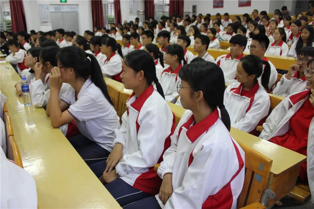 “南安市文联书画艺术进校园活动”书法讲座走进五星中学