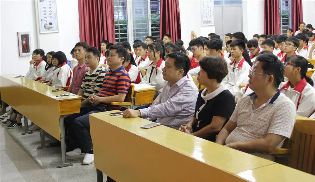 “南安市文联书画艺术进校园活动”书法讲座走进五星中学