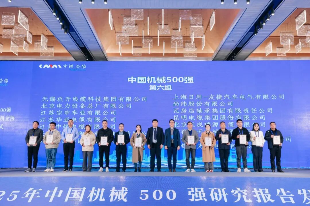 在厨房抱住岳丰满大屁股