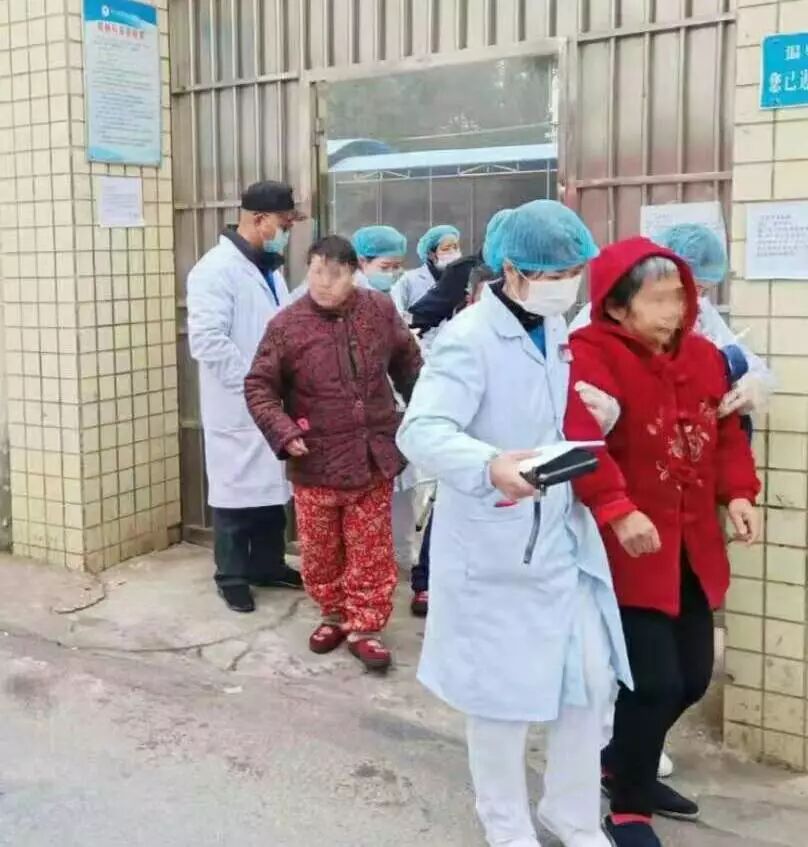 疫情当前、保障病人的安全，就是我们的职责------我院顺利完成女病区合并转运工作(图2)